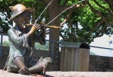 frecher Flötenspieler