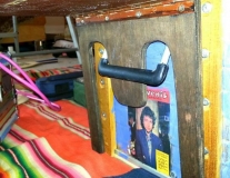 Brettle einghaengt, Fueese an Scharnier