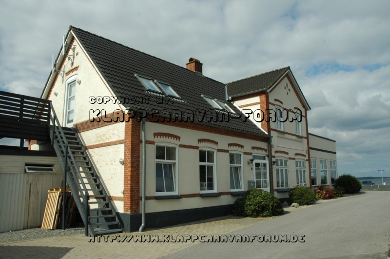 Broager Rezeptions- und Sanitärgebäude von hinten