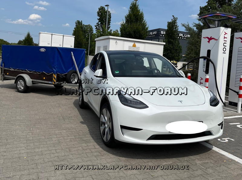 Tesla mit Hänger an Ionity 1