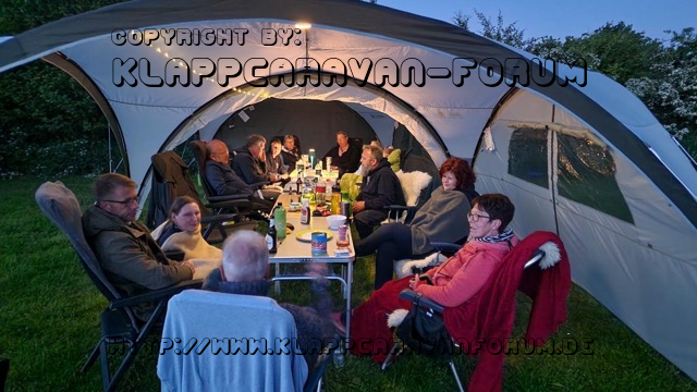 Abendliches Treffen in der Partyhöhle 1