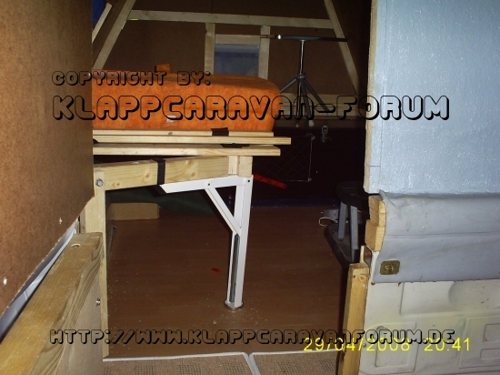 Im Eingangsbereich wird das Bett eingeklappt