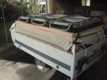 Zugeklappt mit Stühle obendrauf