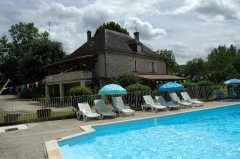 Camping La Perigourdine - Haupthaus mit Pool