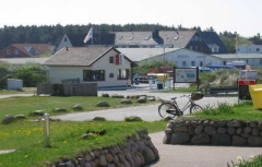 Blick vom Sanitärgebäude zur Einfahrt