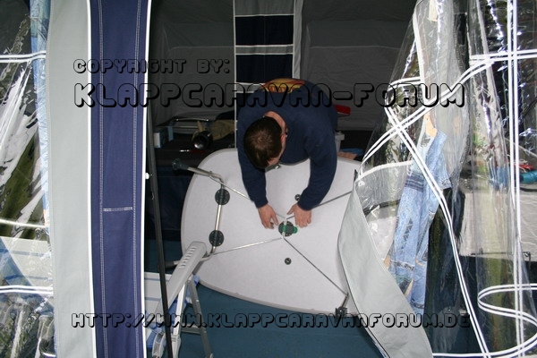 Aufbau von Tisch und Stühlen