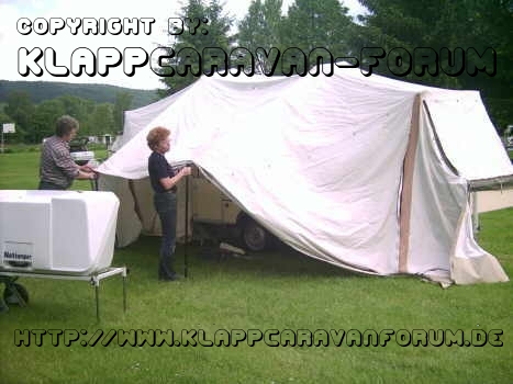 jetzt noch das Vorzelt mit 2 Stangen und 4 Häringe befestigen