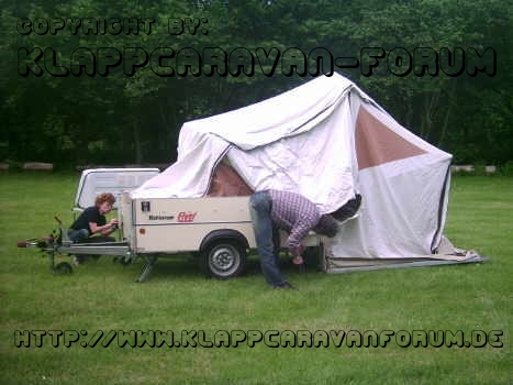 Die erste Schlafkabine ist fertig - nun noch die Verschlüsse für die Bettschublade öffnen