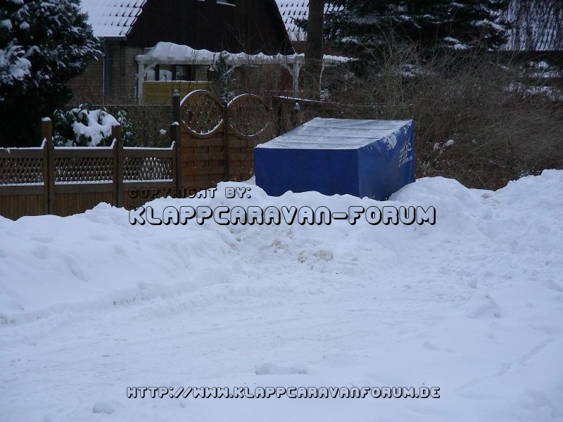 Transportanhänger im Schnee