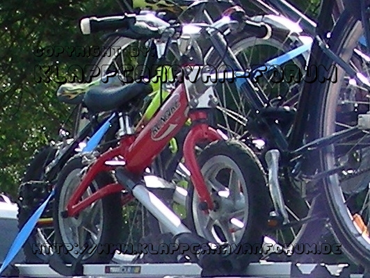 Laufrad im Fahrradträger auf Gepäckrehling