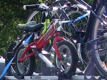 Laufrad im Fahrradträger auf Gepäckrehling