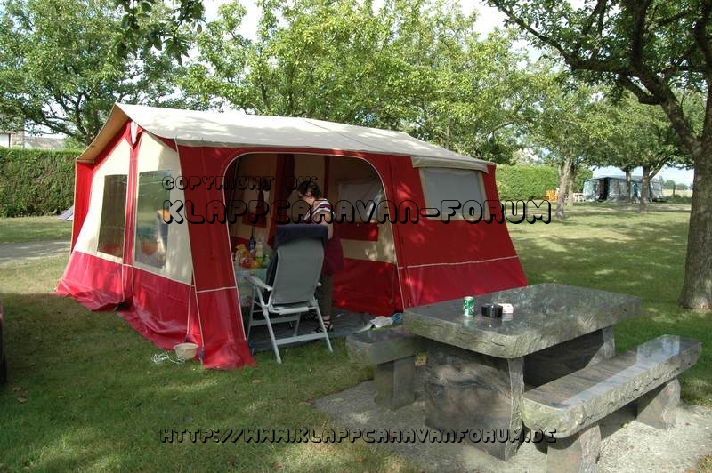 Camping Municipal Le Clos Ruault – Granitsitzgruppe