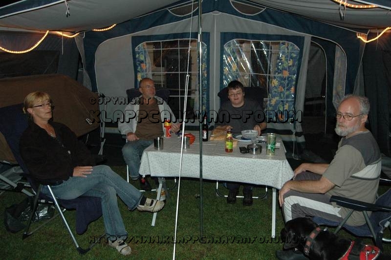 Grüppchen unter Sonnensegeln