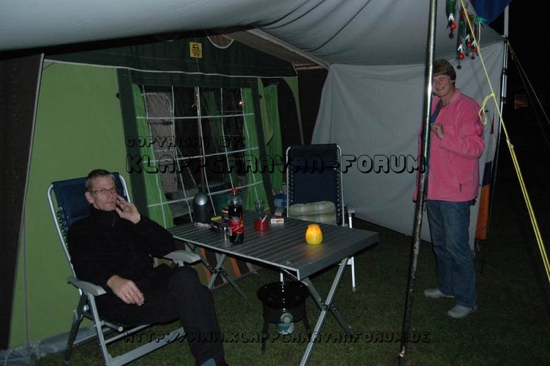 Grüppchen unter Sonnensegeln 4