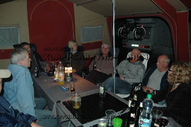 Grüppchen unter Sonnensegeln 7