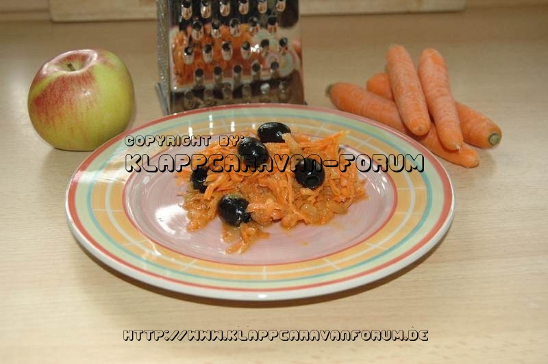 Apfel-Karotten-Salat mit schwarzen Oliven