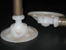 Kunstofffuß unter dem Bett