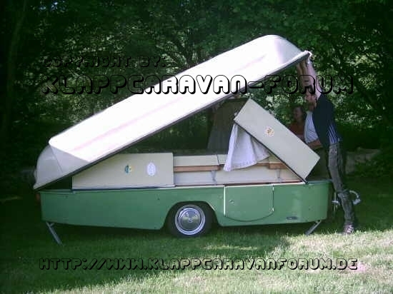 Aufbau FaWoBoo - Fahren - Wohnen - Boot / 2. Schritt - Dach wird angehoben und die Stirnwand wird aufgerichtet