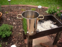 Duch Oven - Kohlenanzünder aus Spaghettitopf - Seitenansicht