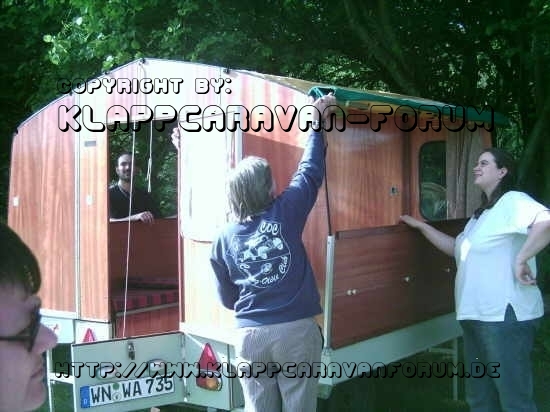 Aufbau Scholz Brüderchen - Die Dachzeltplane wird aufgelegt