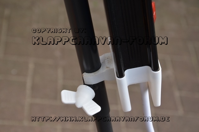 Steckdosenleiste an Zeltstange klemmen