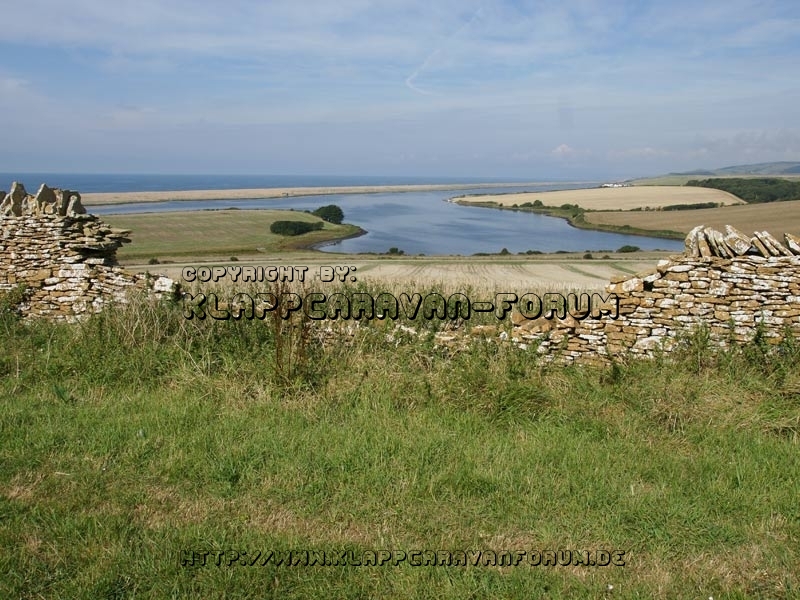 Weymouth, Blick auf das Fleet (Lagune) und das Meer