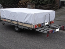 Heckansicht mit Träger