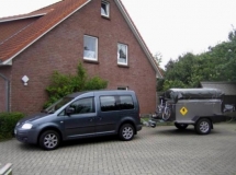 VW Caddy mit Eigenbau-Tent-Trailer