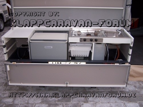 Küche mit Kühlbox und Gasflasche