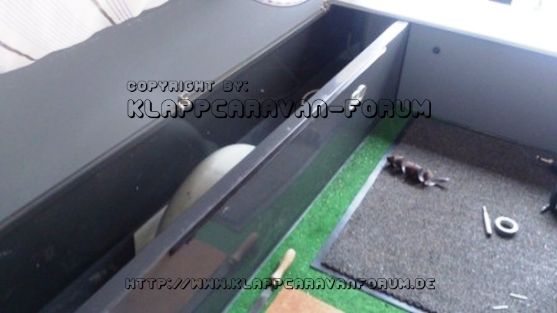 Dreiergespann-Beleuchtung und Steckdosen im Rechts Links Falter06