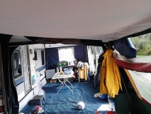 Symbiose von Falter und Wohnwagen